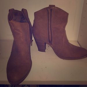 Heel Cowboy like boots! American Eagle